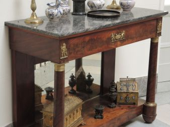 Console début XIXe en acajou et placage d’acajou flammé, ouvrant à un 
