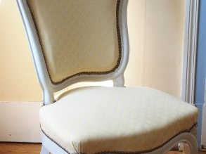 Grande chauffeuse Napoléon III en bois laqué blanc, garniture de tissu
