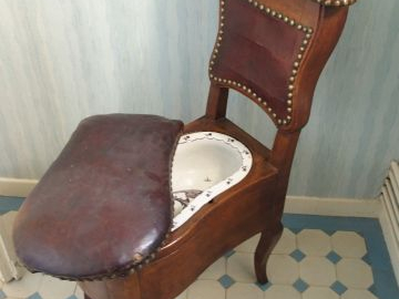 Bidet XVIIIe en noyer et en faïence en camaïeu manganèse à décor d’ois