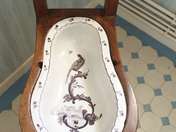 Bidet XVIIIe en noyer et en faïence en camaïeu manganèse à décor d’ois