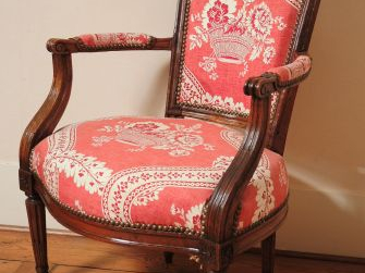 Fauteuil cabriolet Louis XVI en noyer, garniture de tissu rose