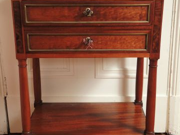 Table d’entre-deux Louis XVI en acajou et placage d’acajou, fileté de 