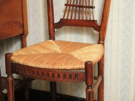 Suite de cinq chaises paillées début XIXe en noyer, dossier gerbe, cei