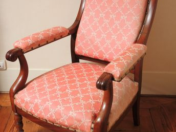 Fauteuil Voltaire en acajou, pieds Jacob, garniture de tissu fantaisie