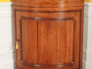 Encoignure de style Louis XVI en chêne, ouvrant à une porte cintrée