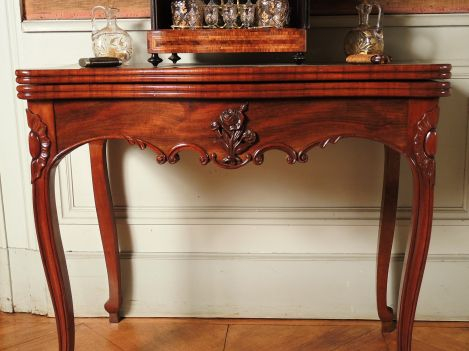Table à jeux Napoléon III en acajou et placage d’acajou sculpté à déco