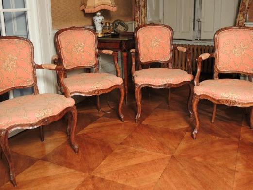 Suite de quatre fauteuils cabriolets Louis XV en bois naturel mouluré 