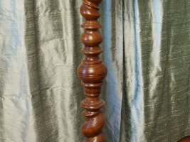 Sellette de style Louis XIII en forme de colonne torse