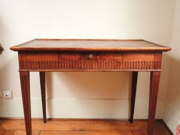 Petite table à écrire en bois naturel, ouvrant à un tiroir en ceinture