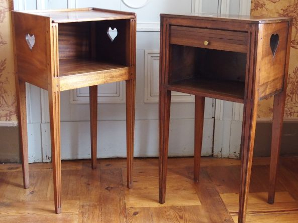 	2 chevets de style Louis XVI en noyer, côtés ajourés à décor de cœur,
