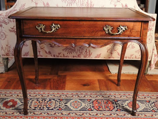 Table à écrire Louis XV en bois naturel, ouvrant à un tiroir en ceintu