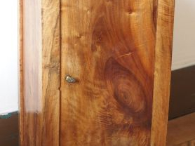 Chevet XIXe en noyer et placage de noyer, ouvrant à une porte et un ti