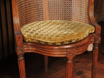 Fauteuil de bureau canné Louis XVI en hêtre mouluré et sculpté, quatre