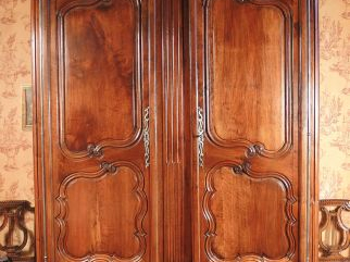 Armoire Louis XV en noyer mouluré et sculpté à décor de branchages, mo