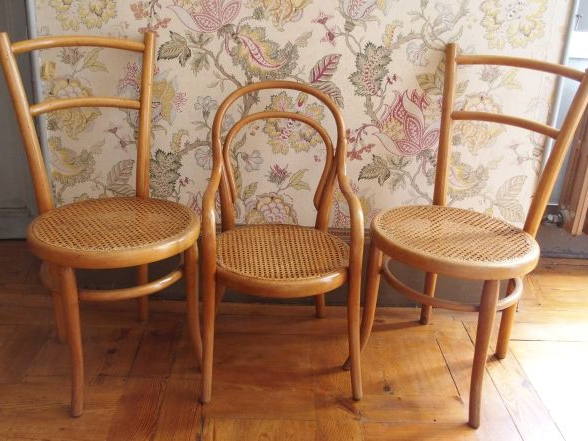 Deux chaises et un fauteuil d’enfant en bois courbé, par Thonet et une