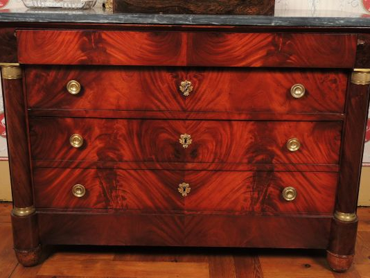 Commode Empire en acajou et placage d’acajou, montants à demi-colonne 