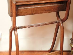 Meuble à écrire en bois sculpté, modèle Dorothy, plateau basculant et 