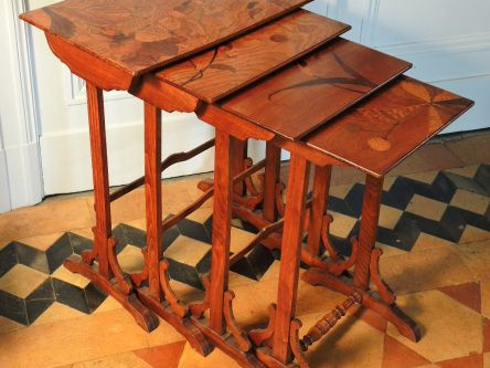 Quatre tables gigognes 1900 à décor de fleurs et de feuillage