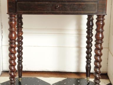 Petite table Napoléon III en palissandre, ouvrant à deux tiroirs, pied