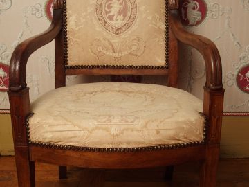 Fauteuil Empire en bois naturel, piétement sabre, garniture de style n