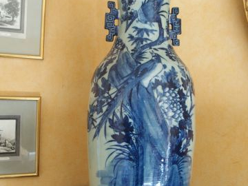 Deux grands vases de style Extrême Orient en porcelaine blanche et ble