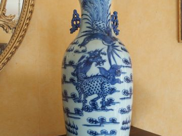 Deux grands vases de style Extrême Orient en porcelaine blanche et ble