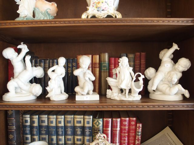 Cinq différents sujets en biscuit 'Amours'