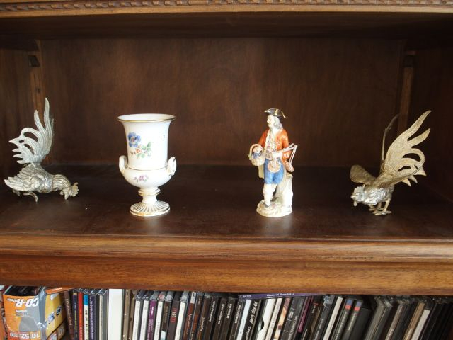 Sujet en porcelaine de saxe 'Colporteur', on y joint un petit vase à a