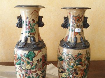 Paire de vases en porcelaine de Nankin. H : 30 cm