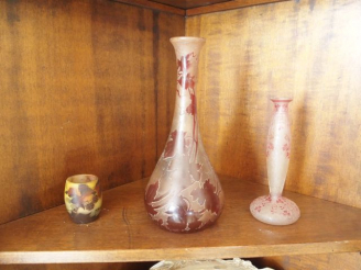 Vente aux enchères LEGRAS. Petit vase solifore en verre à décor de feuilles de vignes. H 