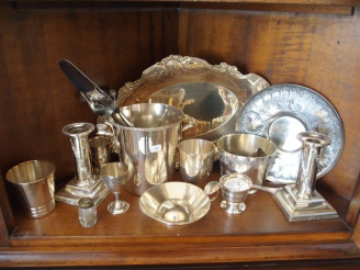 Vente aux enchères Lot de métal argenté comprenant : service 4 pièces 1940, verseuse, pas