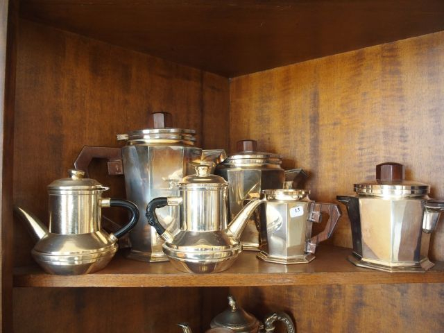 Lot de métal argenté comprenant : service 4 pièces 1940, verseuse, pas