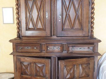 Buffet deux corps Louis XIII ouvrant à 4 portes et trois tiroirs, déco