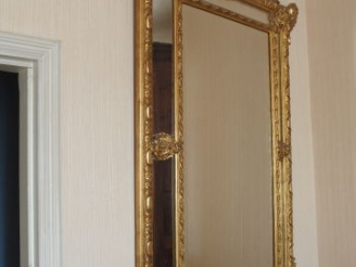 Vente aux enchères Grand miroir XIXème à parecloses en bois et stuc doré