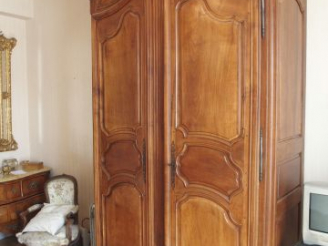 Vente aux enchères Armoire Louis XV en noyer corniche chapeau de gendarme