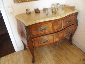 Vente aux enchères Commode de style Louis XV en marqueterie ouvrant à deux tiroirs, dessu