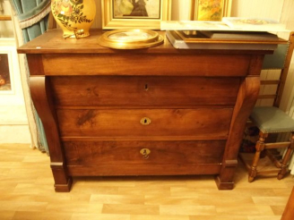 Vente aux enchères Commode Louis Philippe en noyer ouvrant à 4 tiroirs dont un à doucine