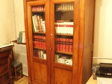 Bibliothèque Louis Philippe en noyer ouvrant à deux portes