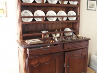 Vente aux enchères Buffet vaisselier deux corps de style Louis XV en noyer ouvrant à deux