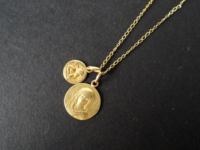 2 chaînes et 2 médailles religieuses, l'ensemble en or jaune. Poids: 8