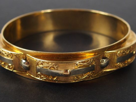 Bracelet jonc décor gravé. Poids: 32gr