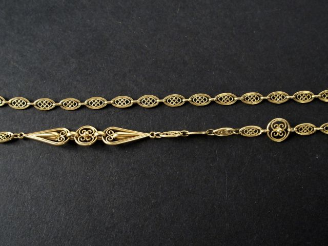 Grande giletière en or jaune à décor de filigranes. Poids: 51,5gr