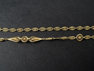 Vente aux enchères Grande giletière en or jaune à décor de filigranes. Poids: 51,5gr