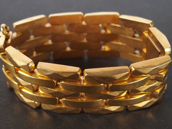 Bracelet jonc en or jaune, décor martelé. Poids: 36,5gr