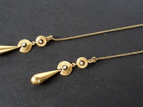 Paire de boucles d'oreilles Napoléon III en or jaune, montées en négli