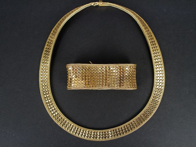 Parure 1900 en or jaune, maille plate semi-rigide, composée d'un colli