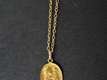 Chaîne et médaille religieuse en or jaune. Poids: 7gr