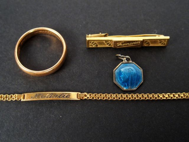 Broche gravée Françoise, alliance et gourmette enfant gravée Nathalie,