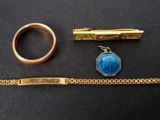 Vente aux enchères Broche gravée Françoise, alliance et gourmette enfant gravée Nathalie,