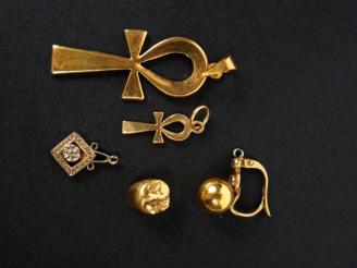 Vente aux enchères Lot d'or comprenant 2 croix égyptiennes, une dent, une perle et un per